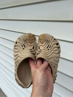 Kids Crocs Salehe Bembury Pollex Clog Beige Tan Slip On Shoes 9” Strap Missing